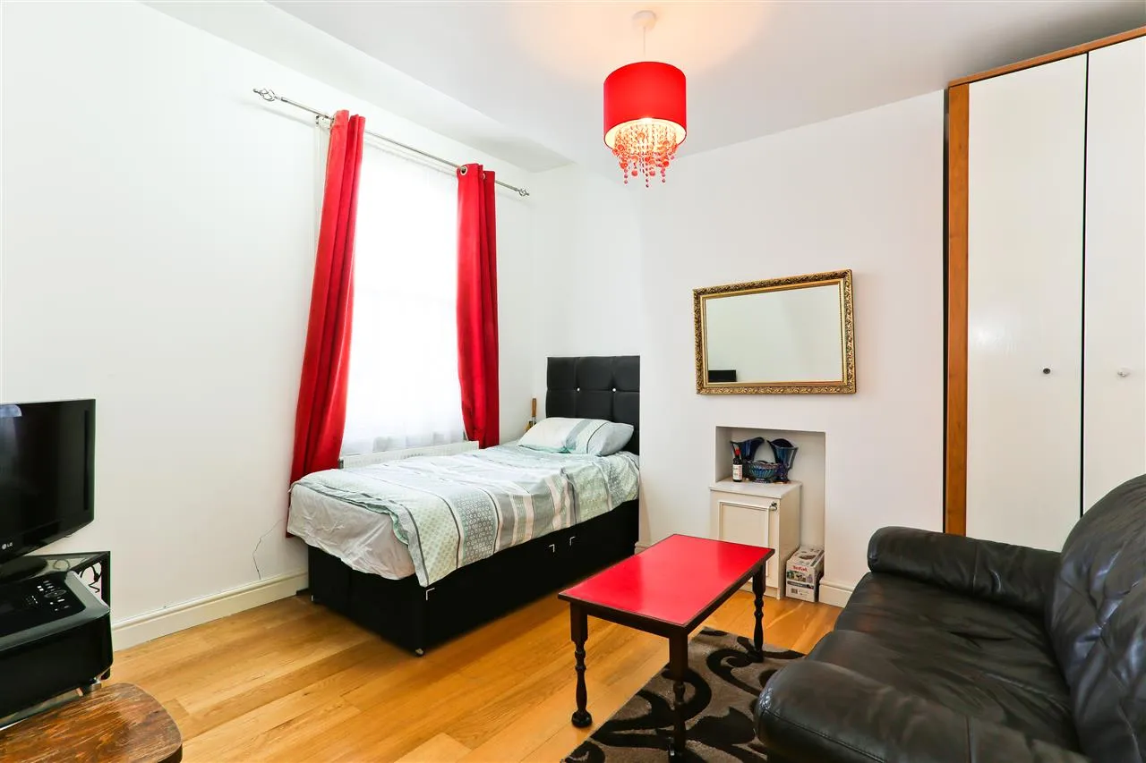 4 bed for sale in Corinne Road, London, photo 10