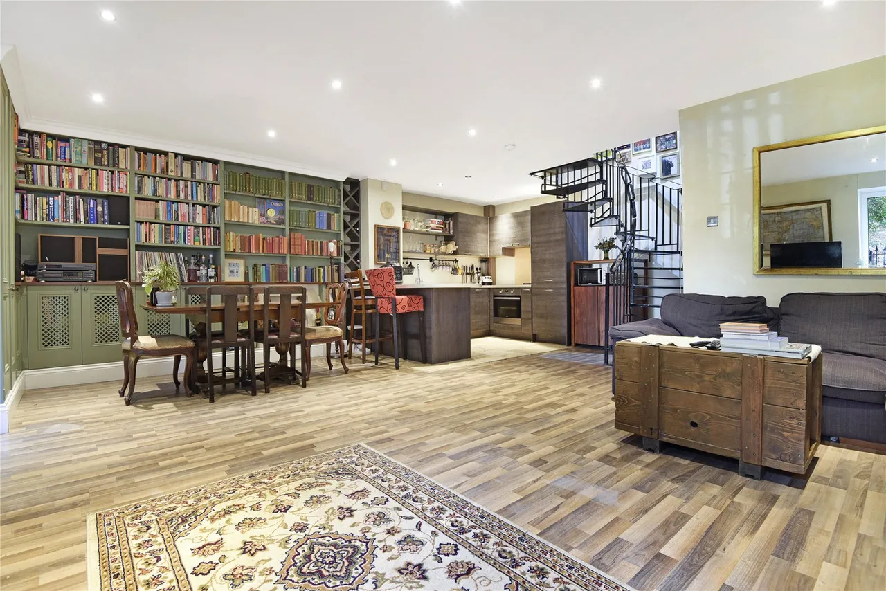 2 bed flat for sale, Coventry Road, London, E1