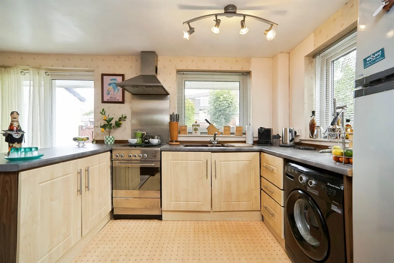 Harewood Crescent, Oakworth, Keighley, photo 5