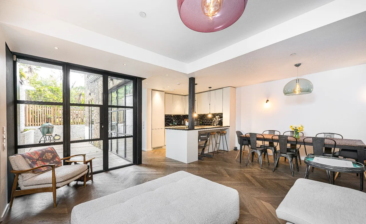 2 bed flat for sale, London, SW5
