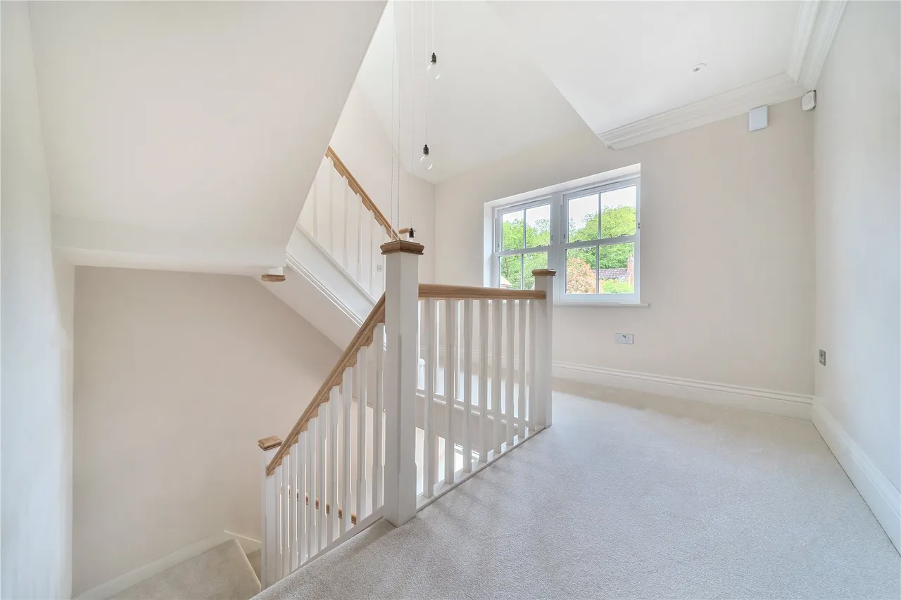 Old Woking Road, Woking, GU22, photo 16