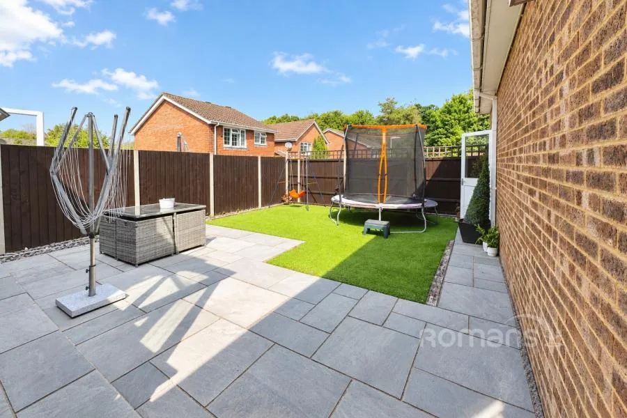 Dovedale Close, Owlsmoor, GU47, photo 9