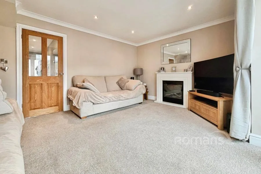 Dovedale Close, Owlsmoor, GU47, photo 5