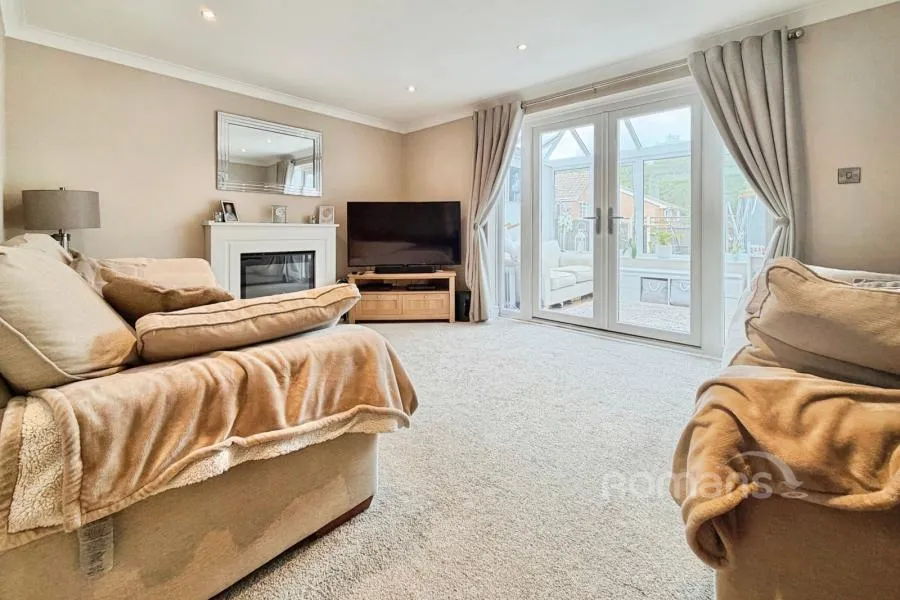 Dovedale Close, Owlsmoor, GU47, photo 4