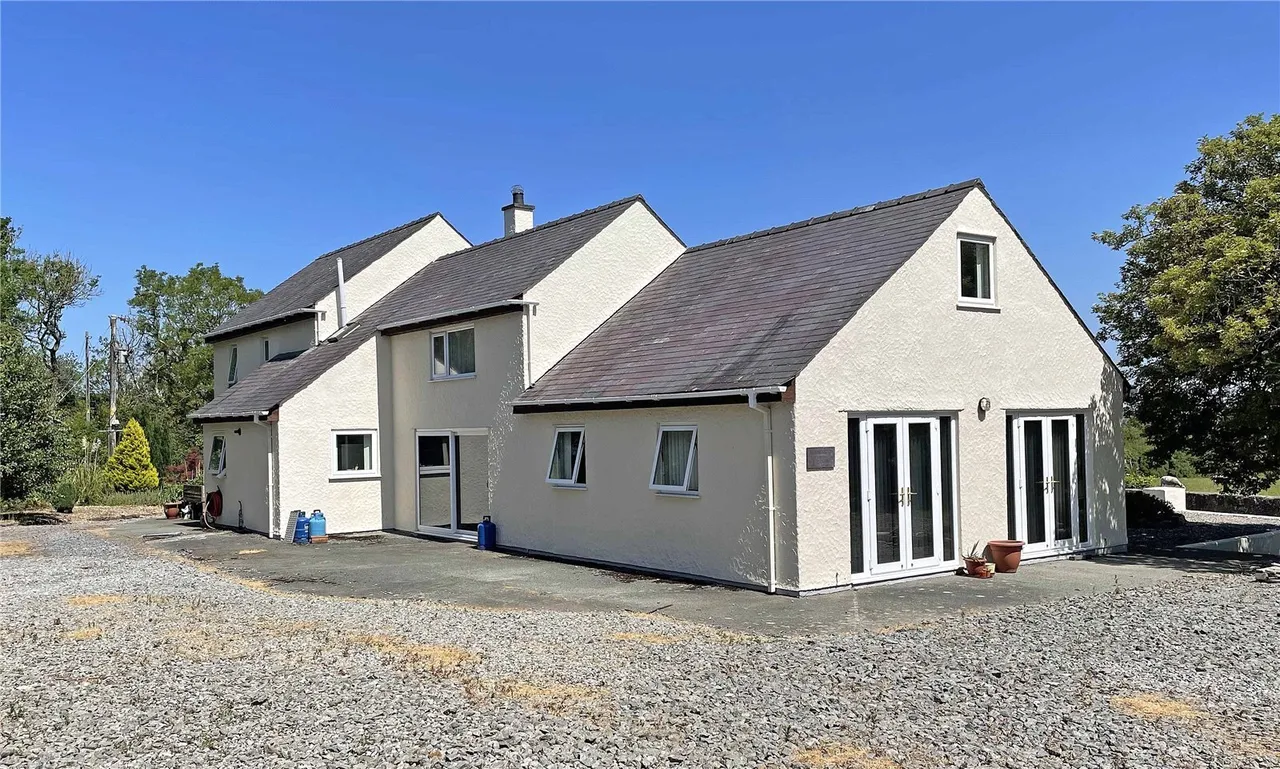4 bed house for sale, Rhostrehwfa, Llangefni, LL77