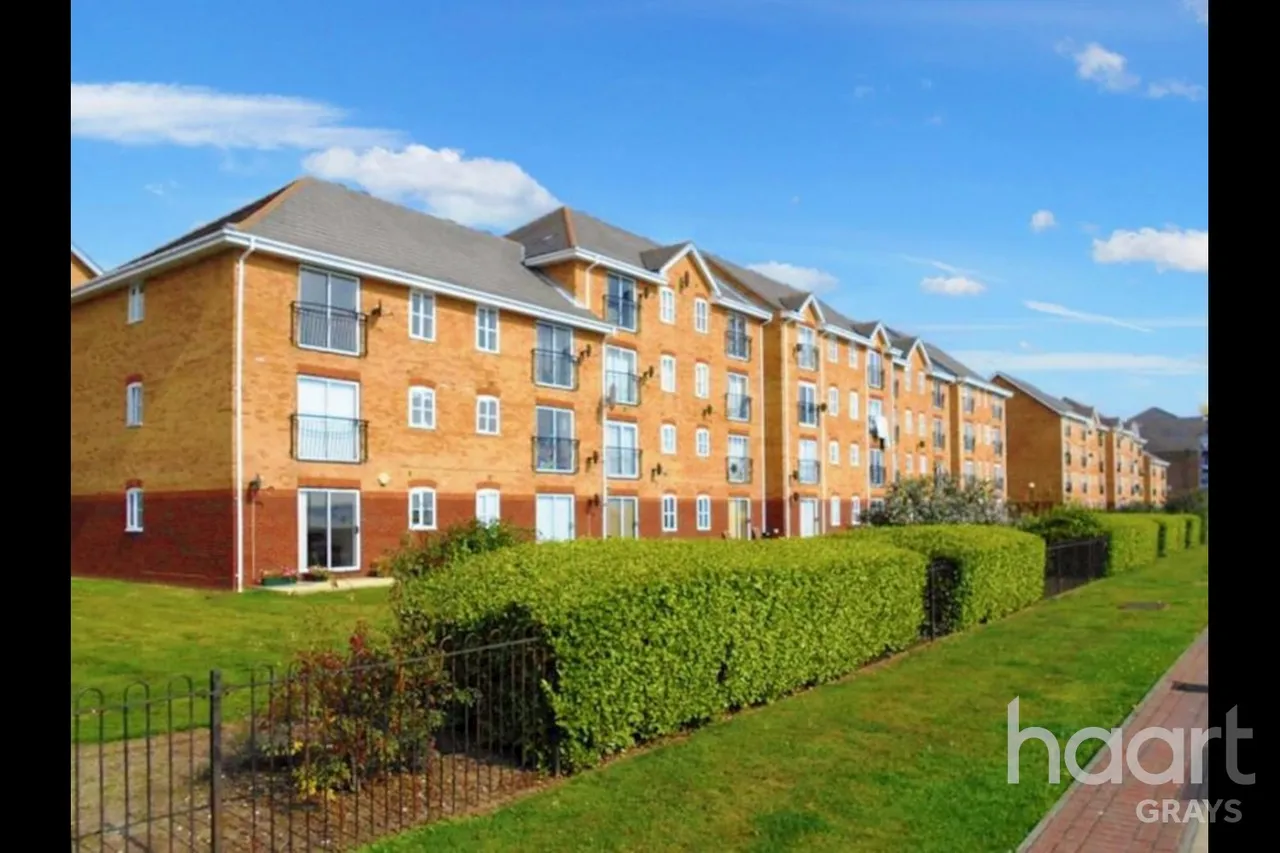 2 bed flat to rent, Timber Court, RM17