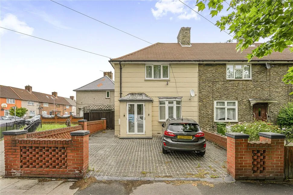 3 bed house for sale — Wood Lane, Dagenham, RM8
