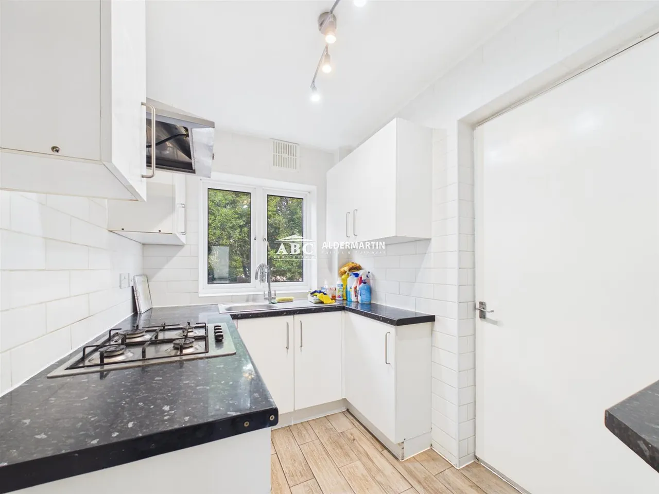 Albany Crescent, Edgware, photo 7