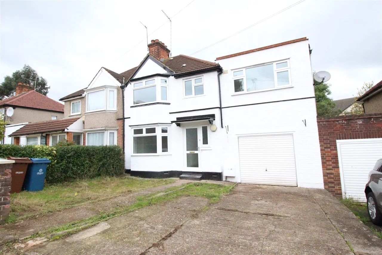 5 bed house to rent — Albany Crescent, Edgware