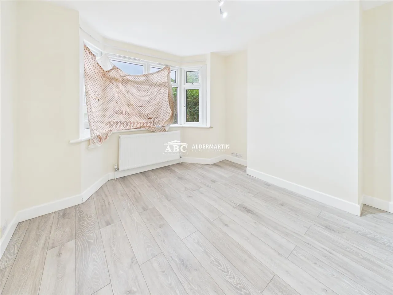 Albany Crescent, Edgware, photo 5