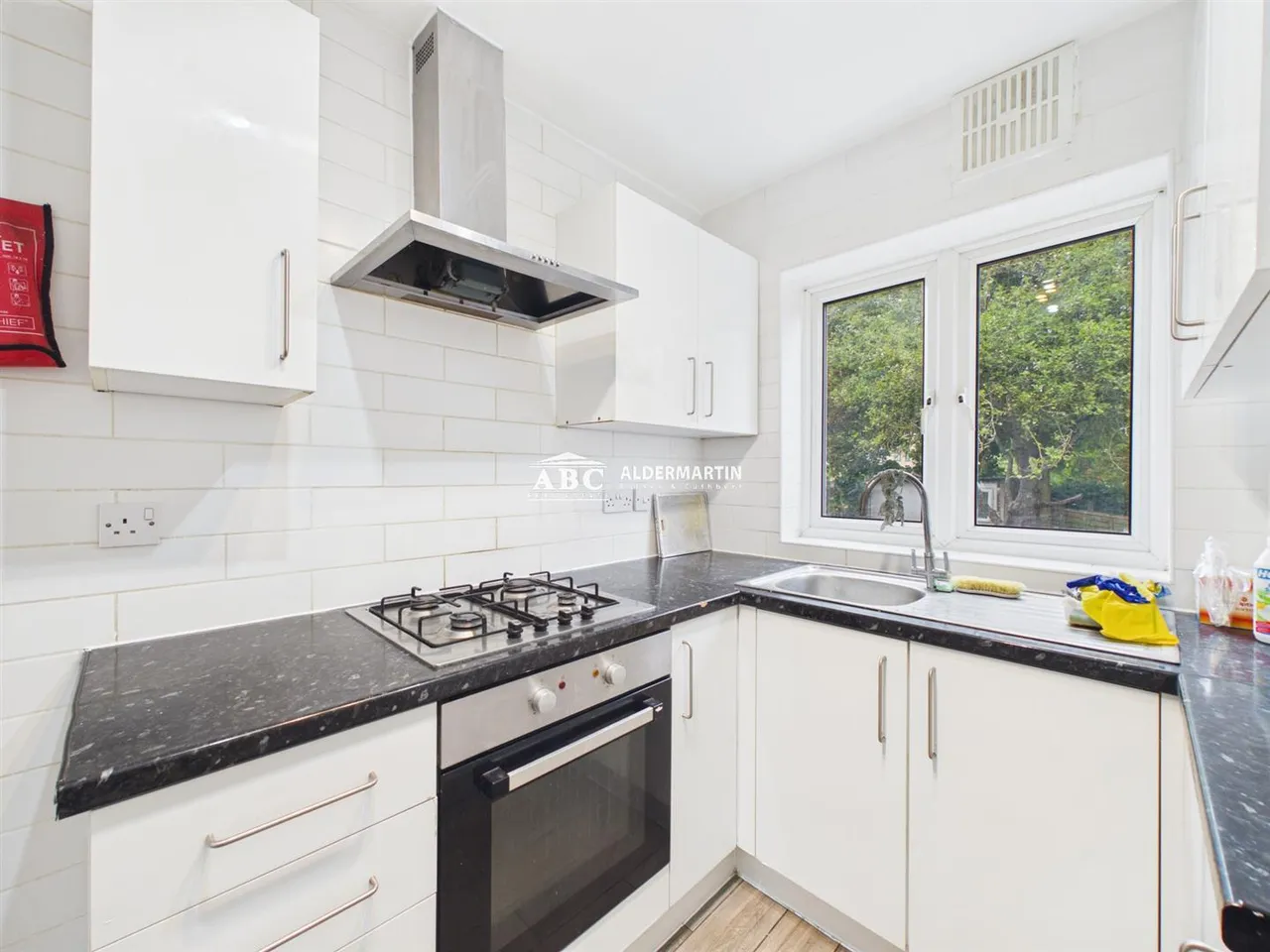 Albany Crescent, Edgware, photo 6