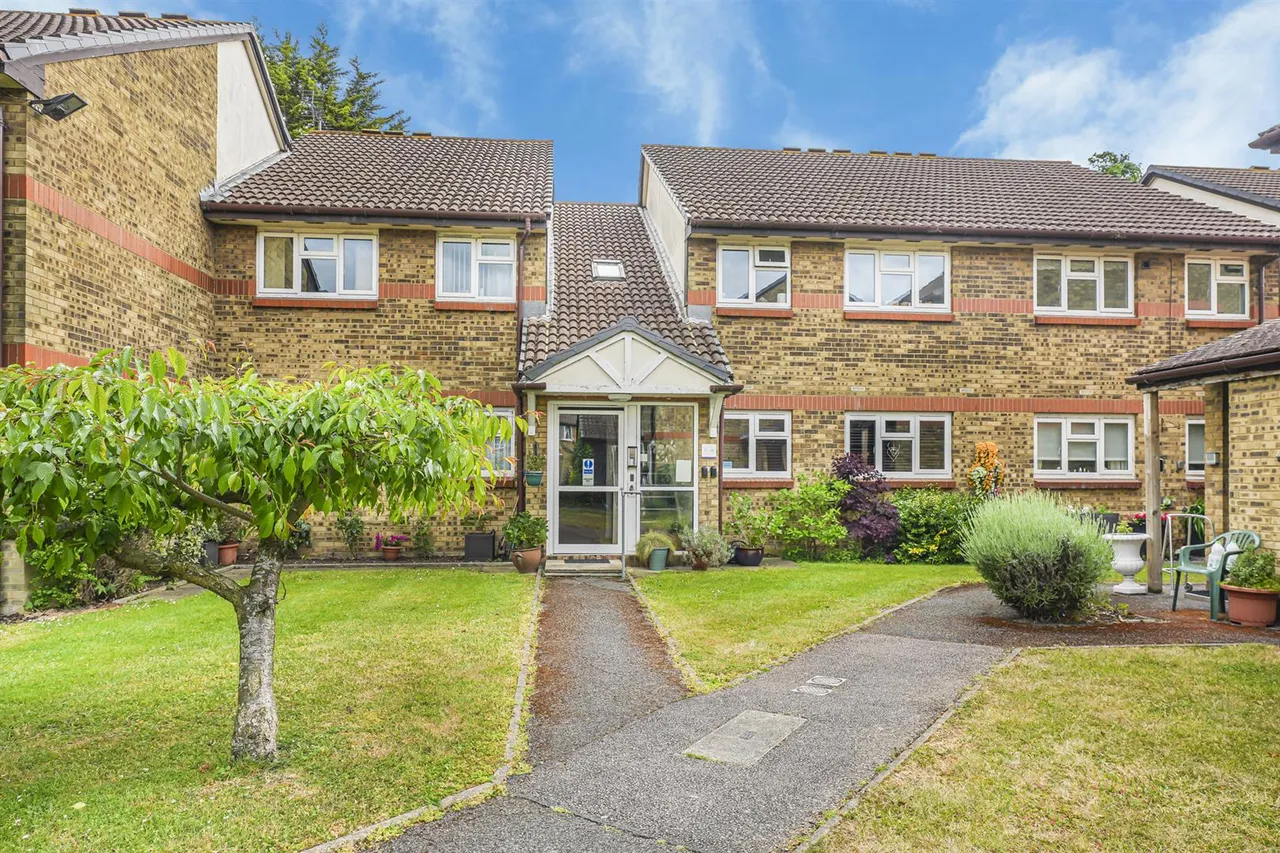 2 bed flat for sale — Chelwood Close, London, E4 7UN