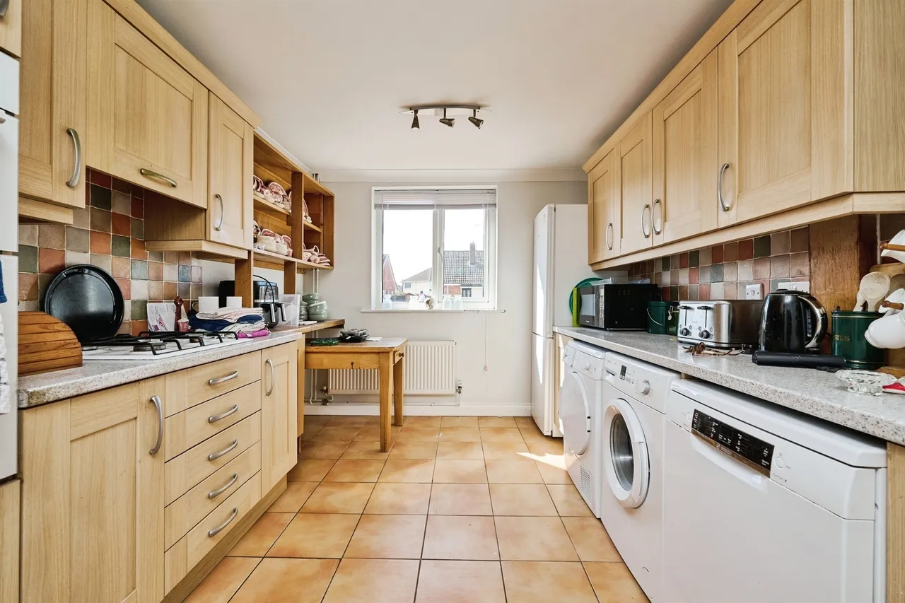 Lady Margarets Avenue, Peterborough, PE6, photo 2