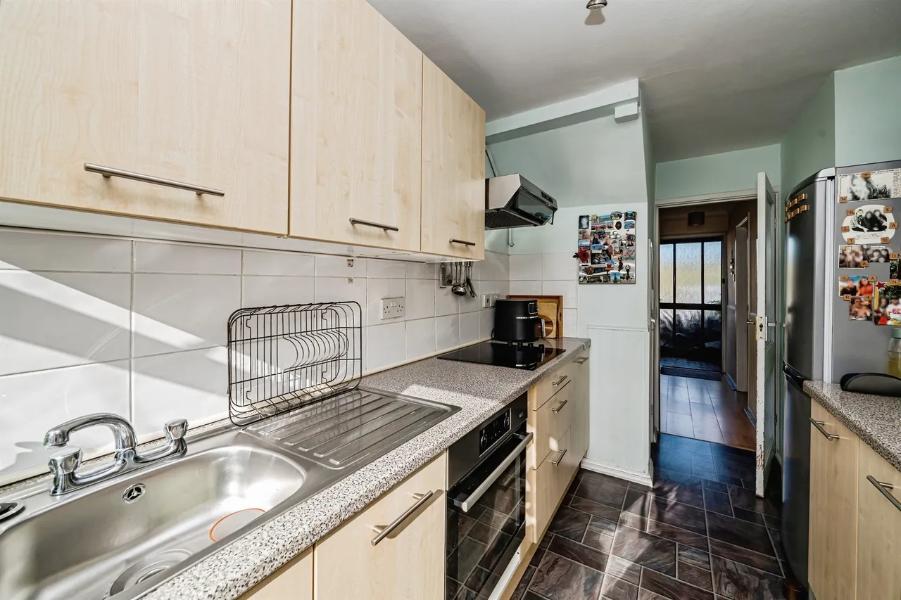 Long Furlong Drive, Slough, photo 11