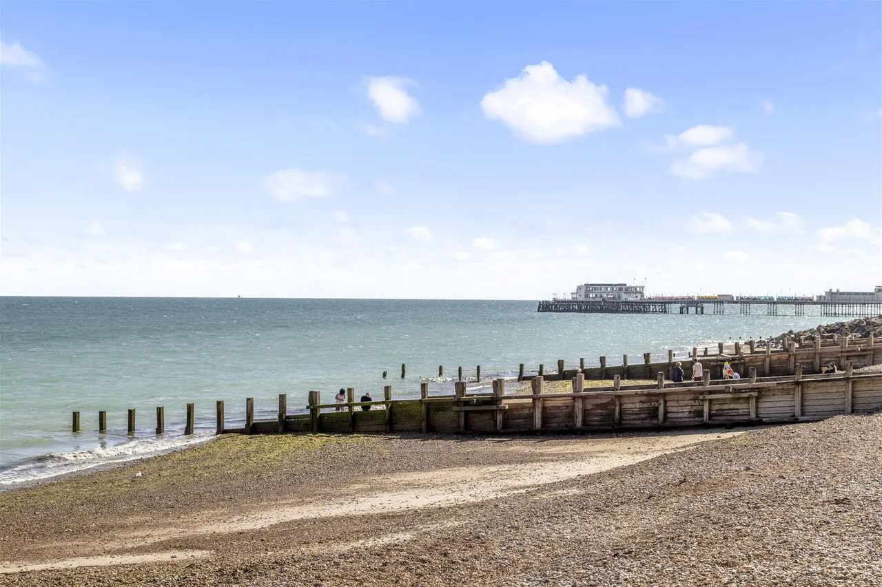 Brighton Road, Worthing, photo 21