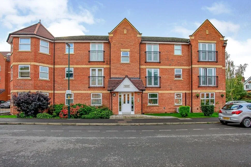 2 bed flat to rent, Walton Road, Bushey, WD23