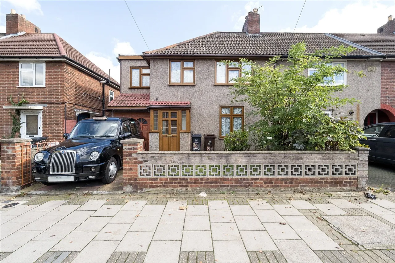 4 bed house for sale — Lodge Avenue, Dagenham, RM8