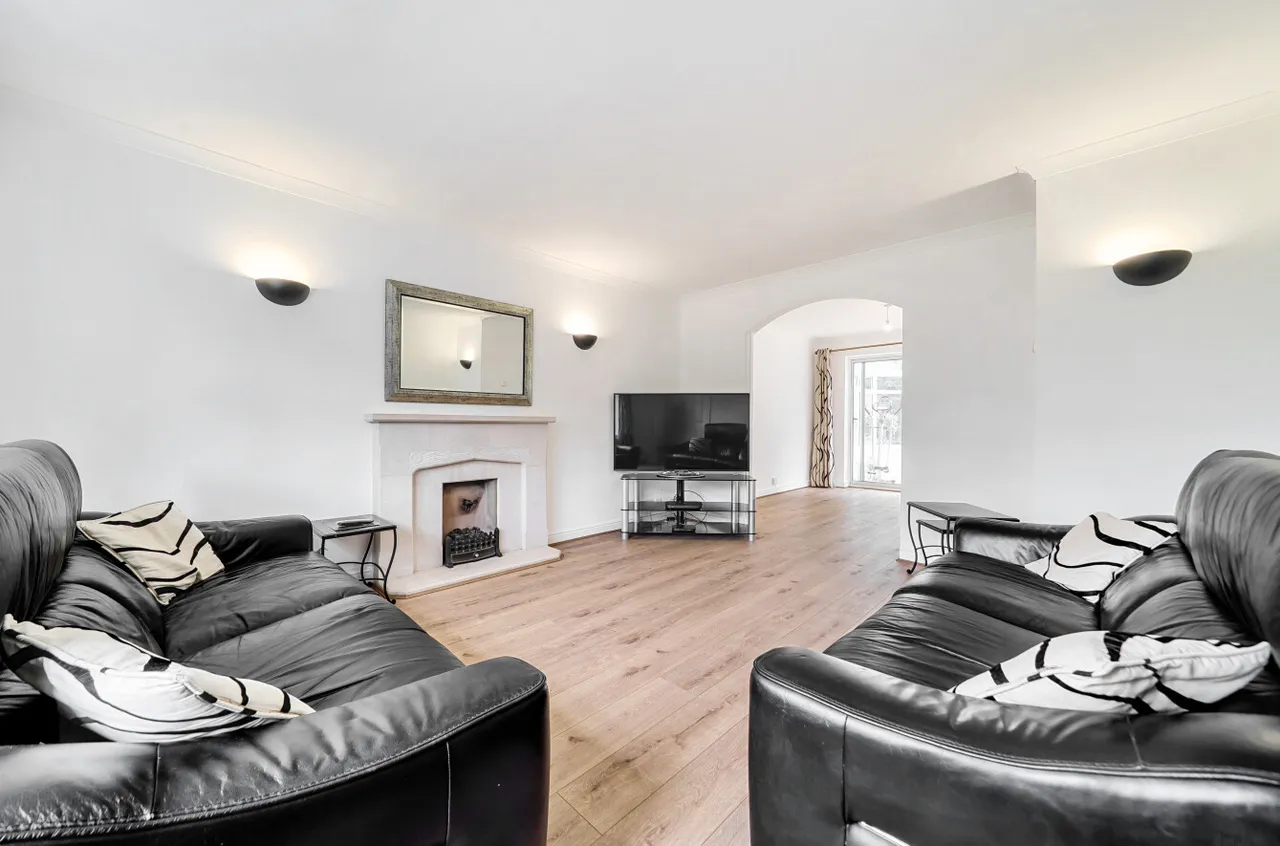 Marshwood Road, Lightwater, Surrey, GU18 5QZ, photo 3