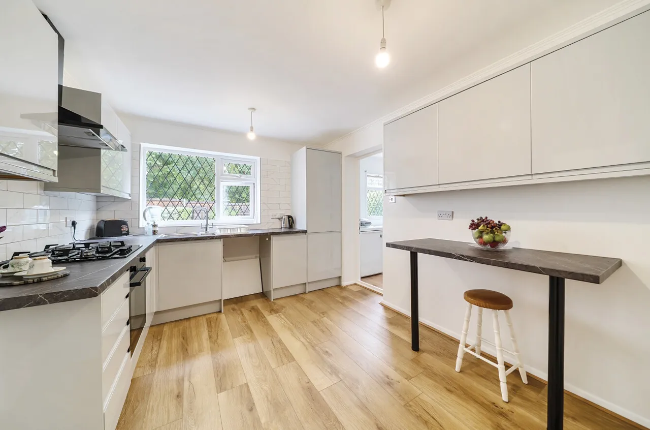 Marshwood Road, Lightwater, Surrey, GU18 5QZ, photo 4