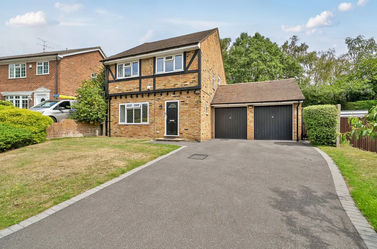 4 bed house for sale — Marshwood Road, Lightwater, Surrey, GU18 5QZ