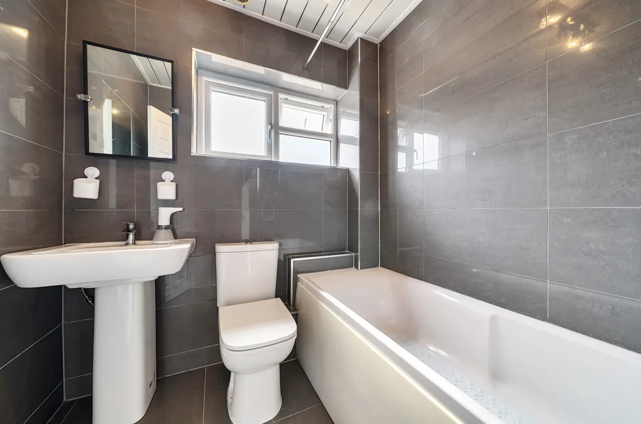 Marshwood Road, Lightwater, Surrey, GU18 5QZ, photo 9