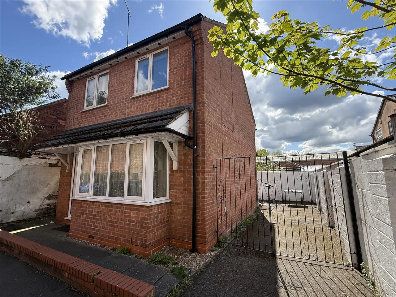 2 bed house for sale, Duke Street, Burton-On-Trent, DE14