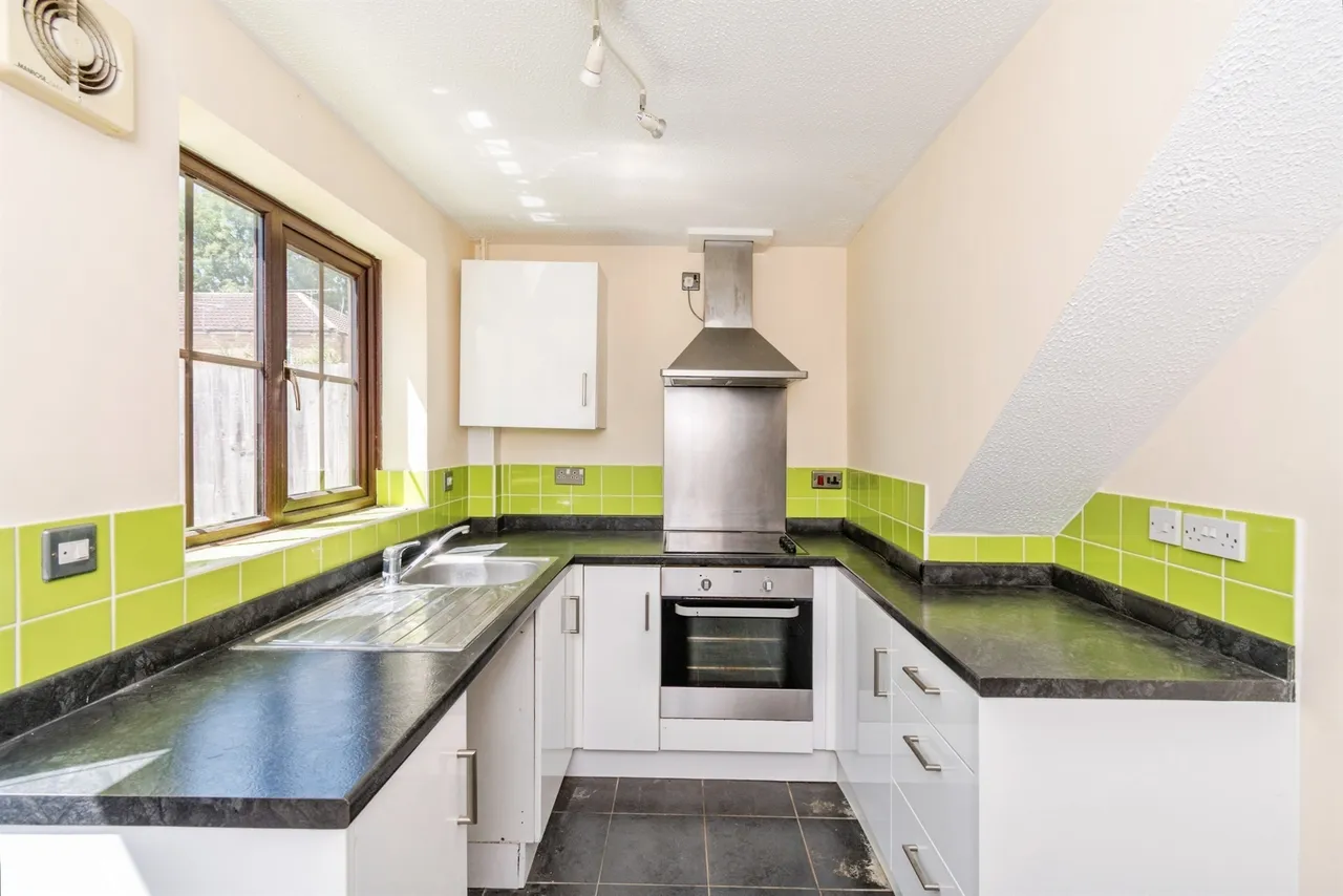 Haileybury Gardens, Hedge End, Southampton, photo 2