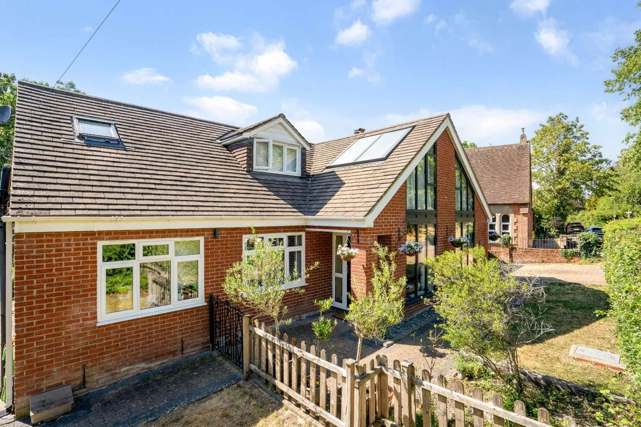 4 bed house for sale — Chapel Road, Rowledge, Farnham, Surrey, GU10 4AP