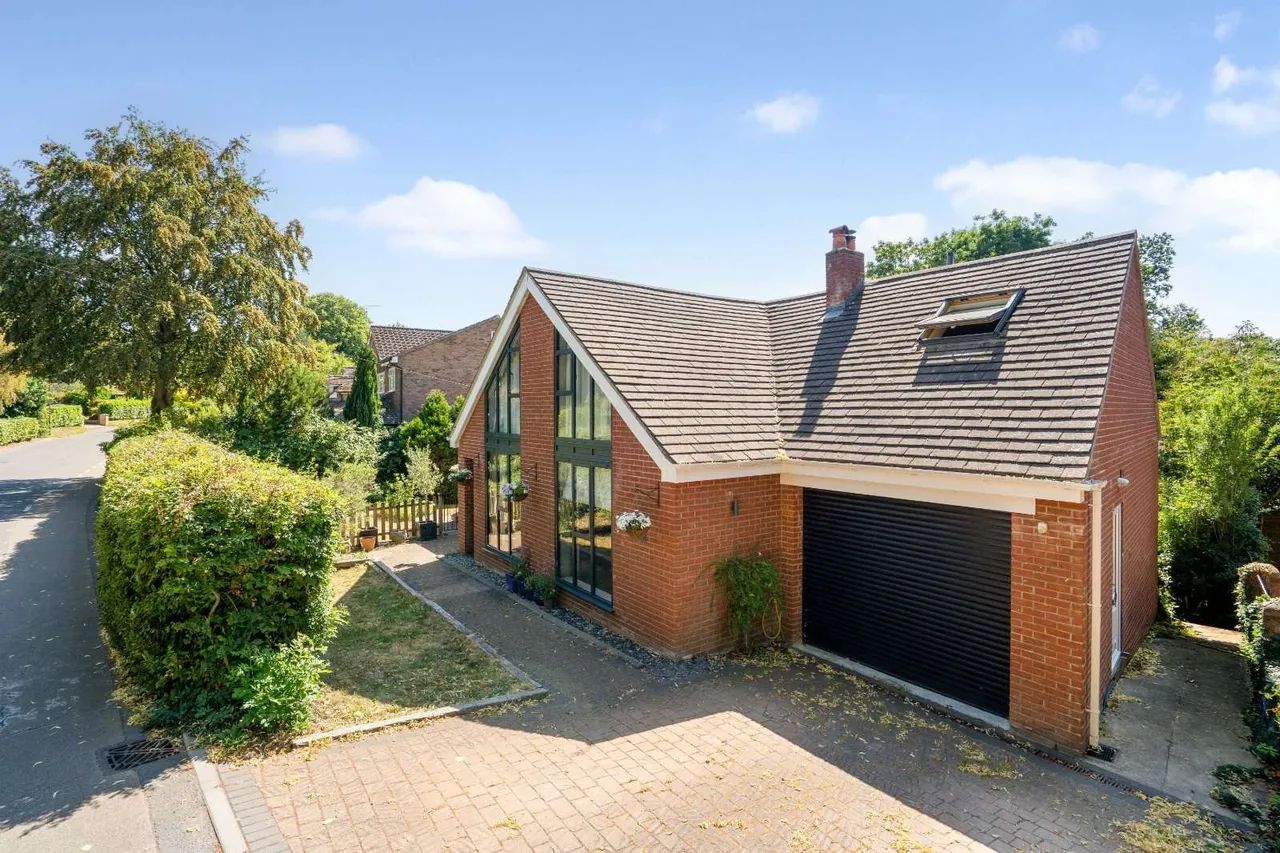 Chapel Road, Rowledge, Farnham, Surrey, GU10 4AP, photo 2