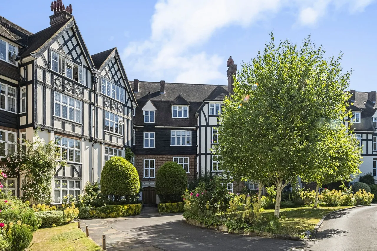 3 bed flat for sale, Wildcroft Road, London, SW15