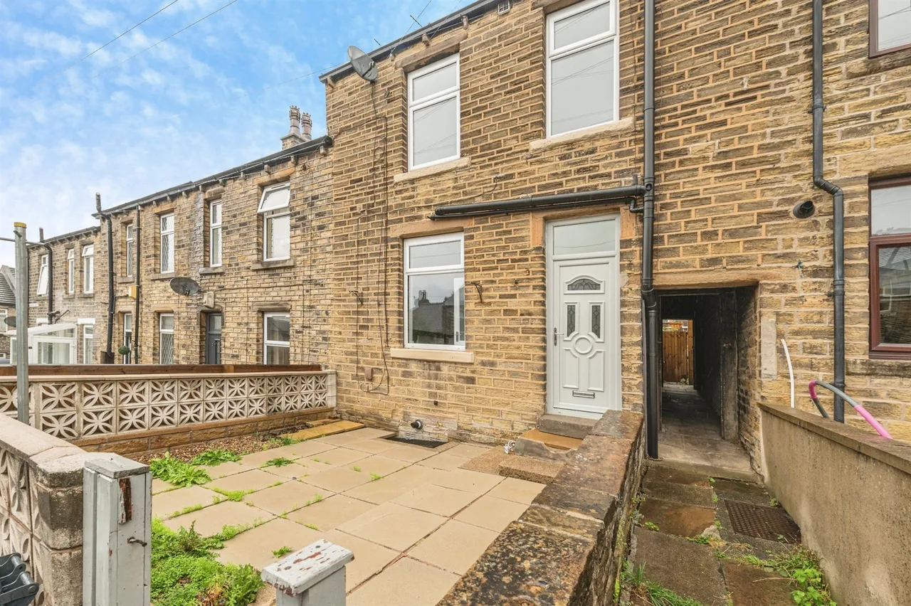 2 bed house for sale — Osborne Street, Moldgreen, Huddersfield