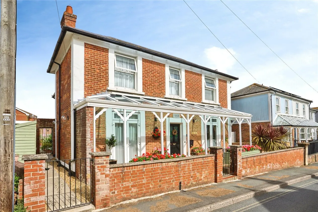 5 bed house for sale, Station Avenue, Sandown, PO36