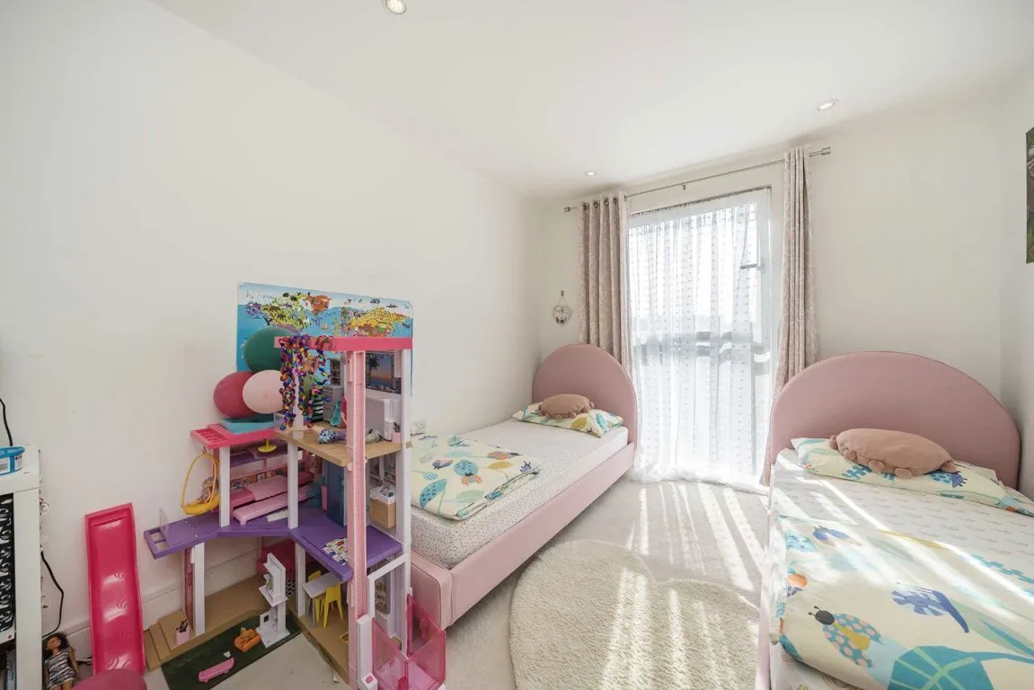 Down Hall Road, KT2, photo 6