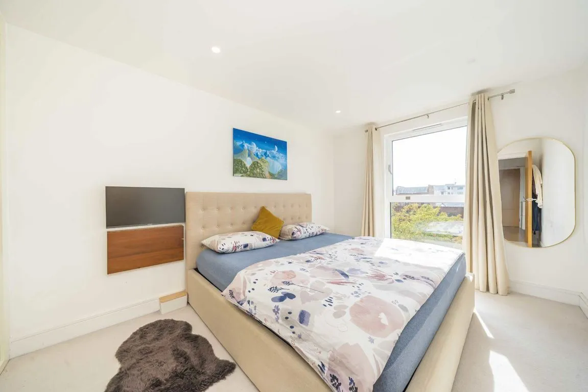 Down Hall Road, KT2, photo 5