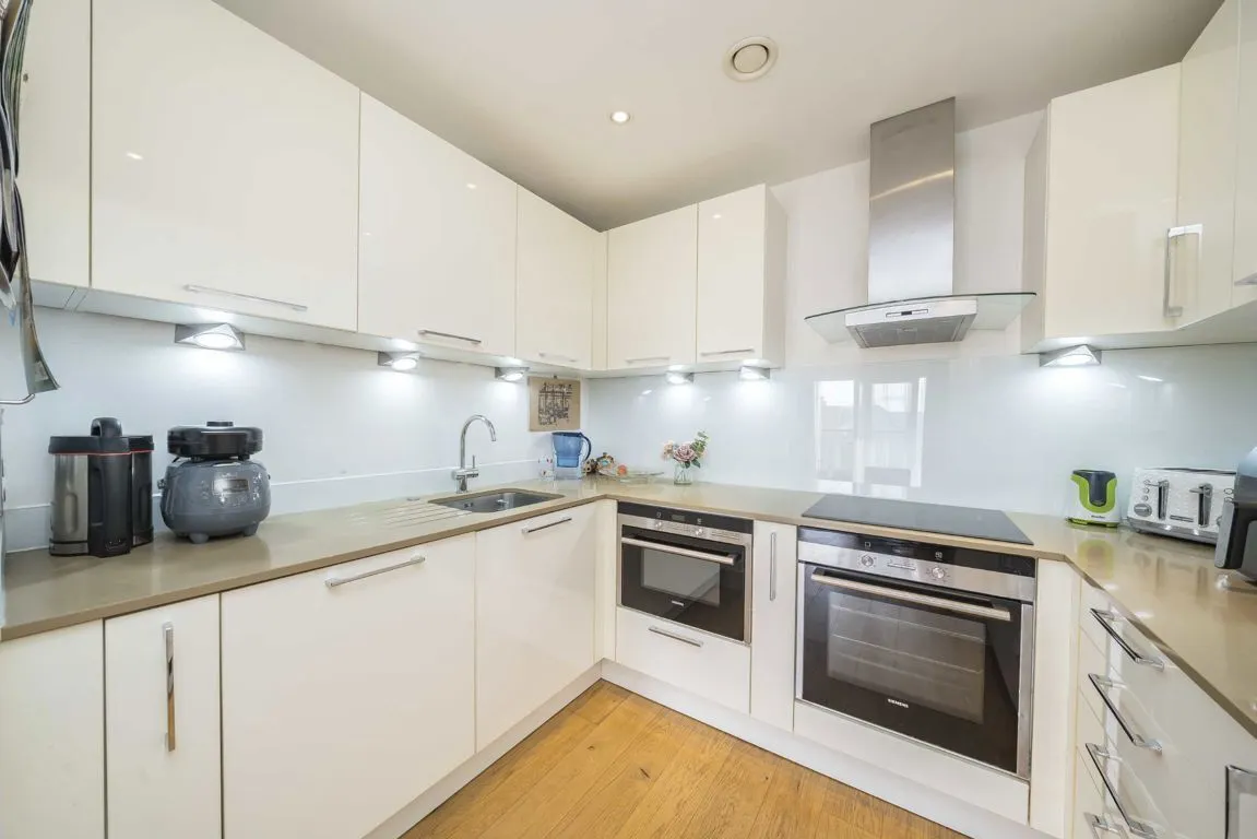 Down Hall Road, KT2, photo 4