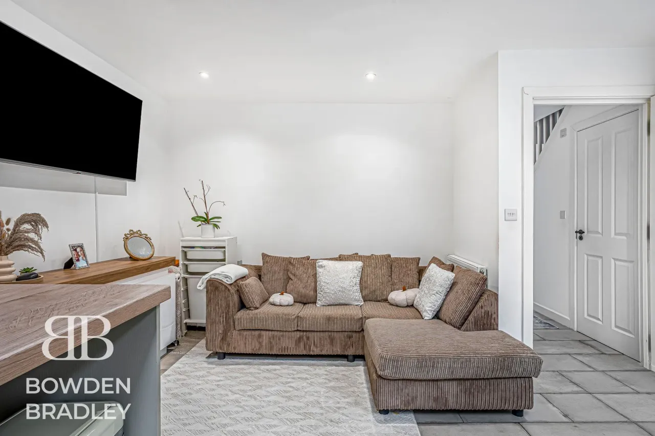 New North Road, Hainault, IG6, photo 4