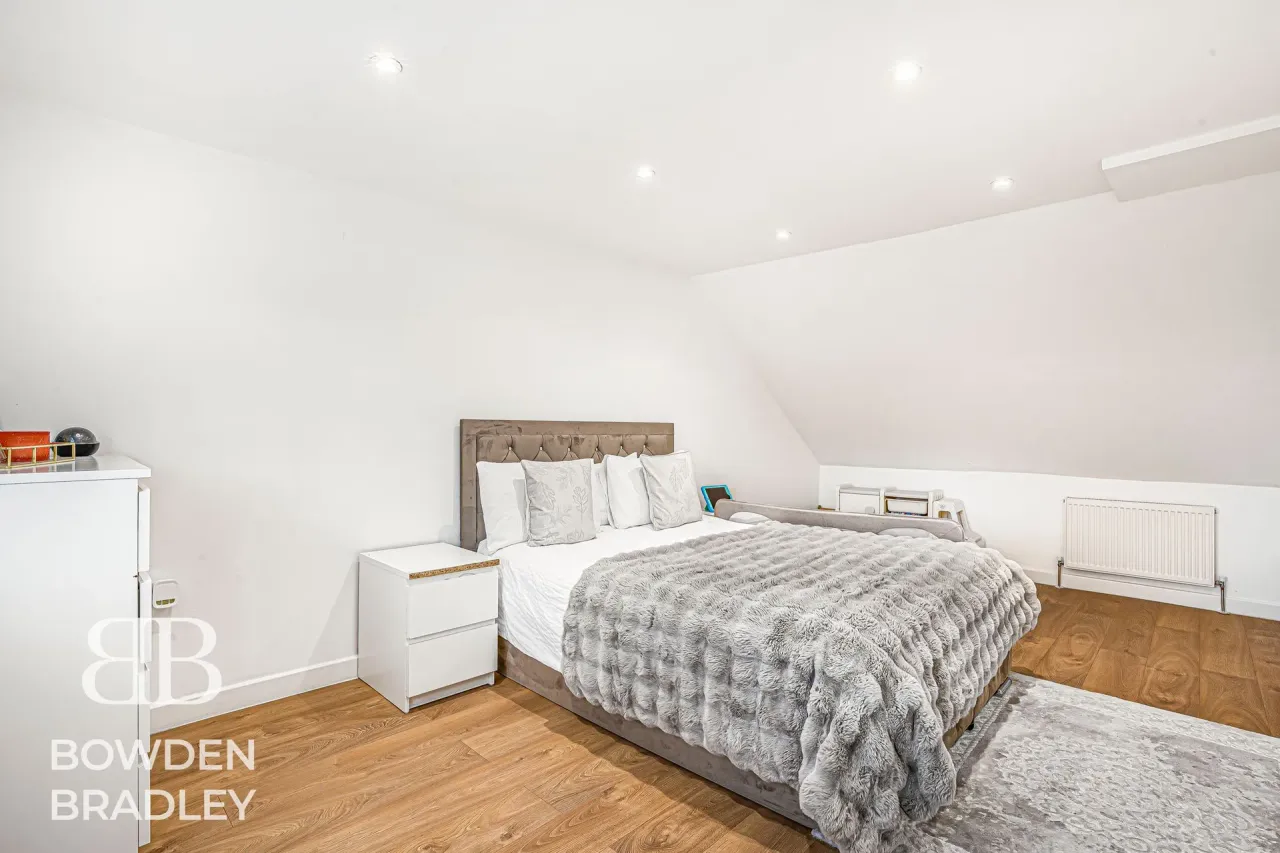 New North Road, Hainault, IG6, photo 11