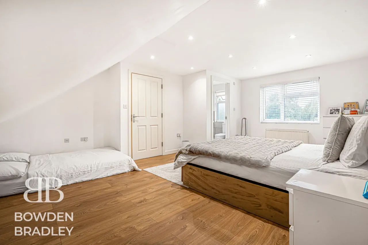 New North Road, Hainault, IG6, photo 15