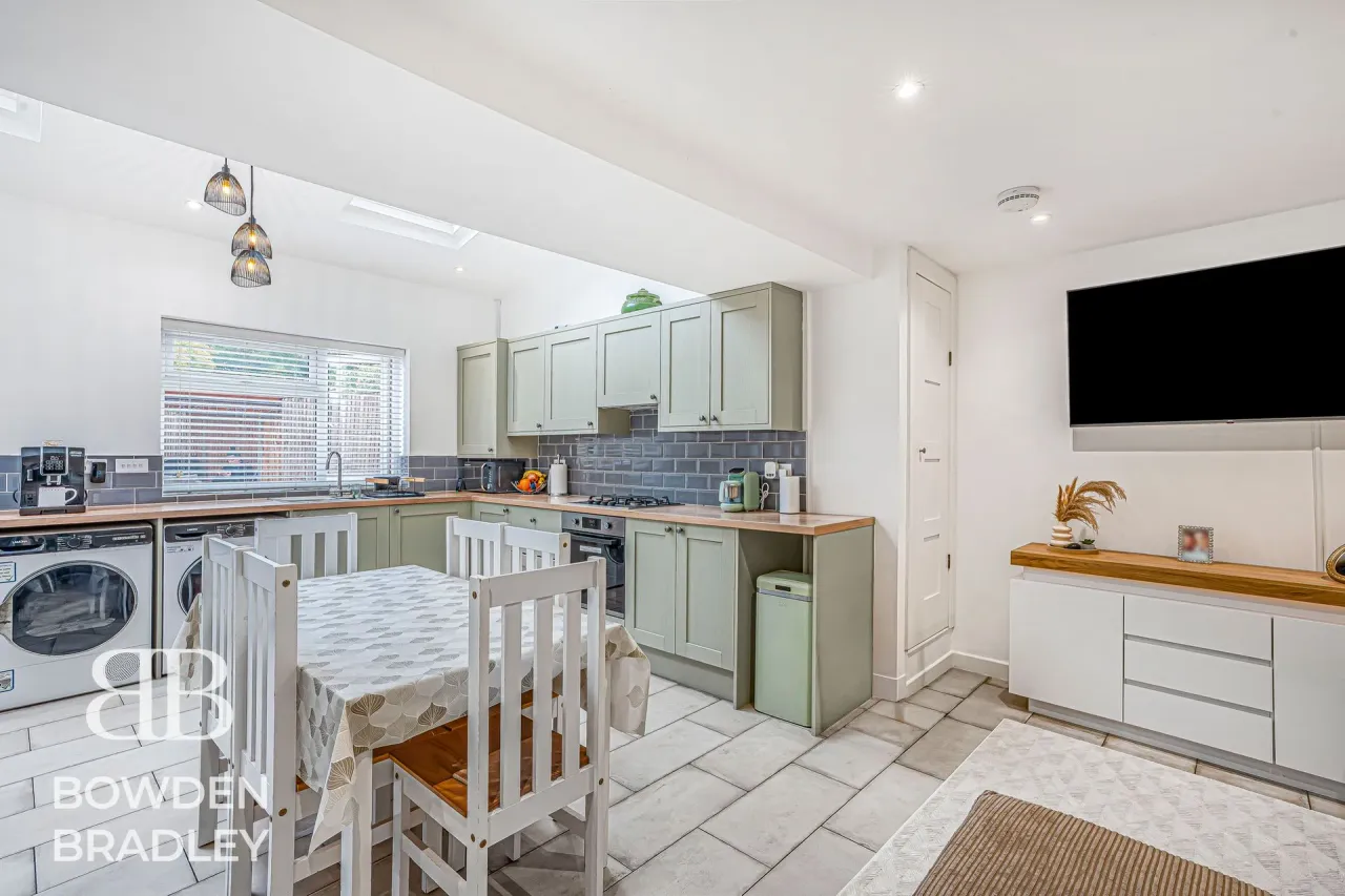 New North Road, Hainault, IG6, photo 2