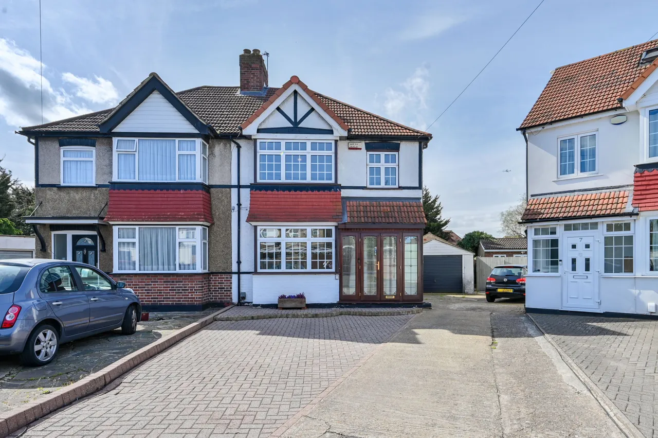 3 bed house for sale — 6 Burton Gardens, Hounslow