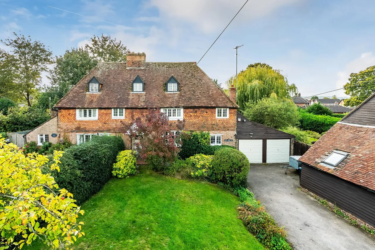 4 bed house for sale, Newchapel Road, Lingfield, RH7