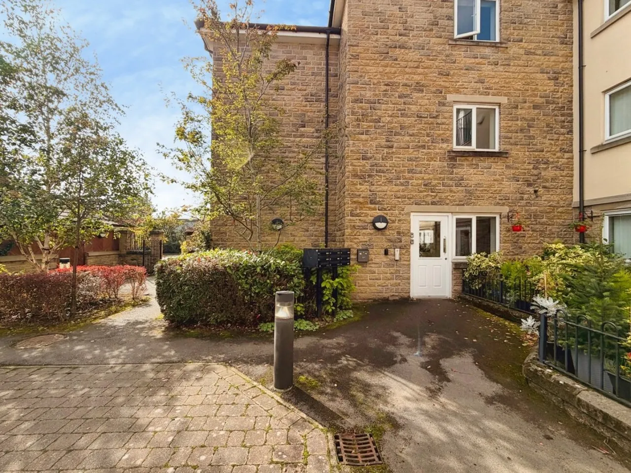 2 bed flat to rent — Station Square, Bradford Road