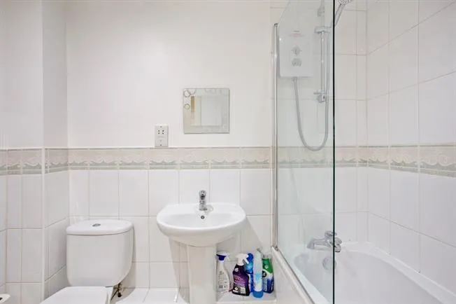 Woodfield Road, Thames Ditton, photo 6