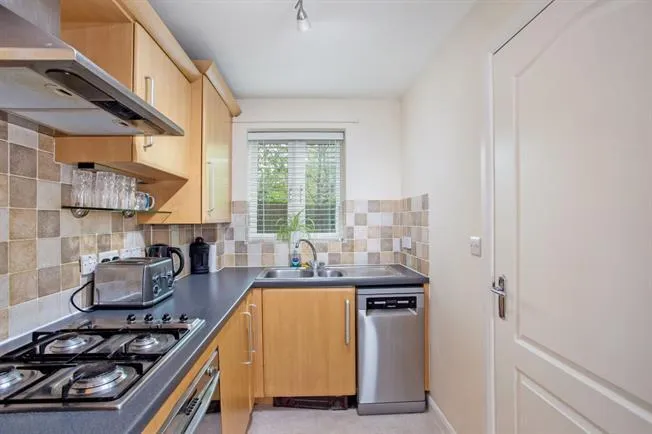 Woodfield Road, Thames Ditton, photo 7