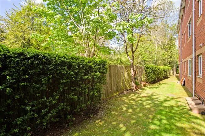 Woodfield Road, Thames Ditton, photo 10
