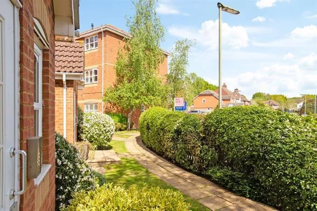 Woodfield Road, Thames Ditton, photo 9