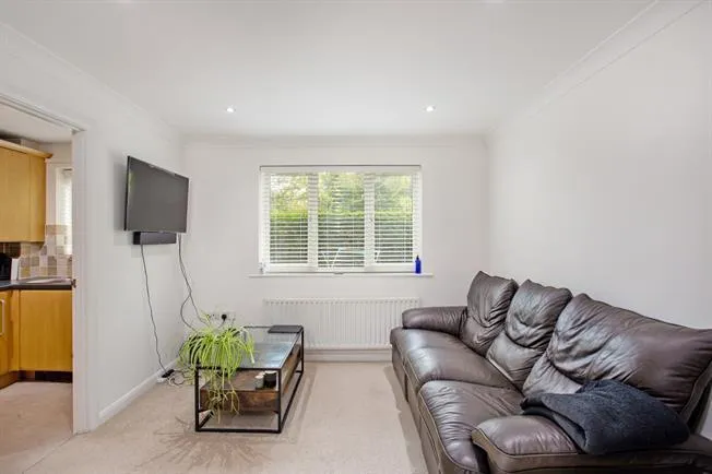 Woodfield Road, Thames Ditton, photo 8