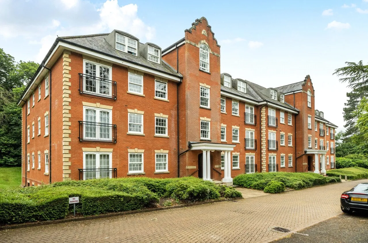 2 bed flat for sale, Montague Close, Wokingham, RG40