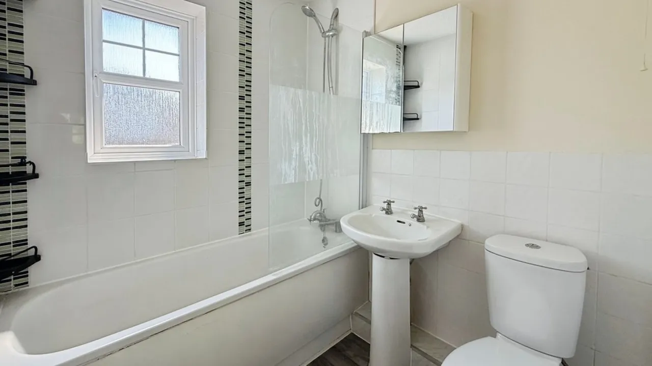 Kingfisher Drive, Westbury, photo 9