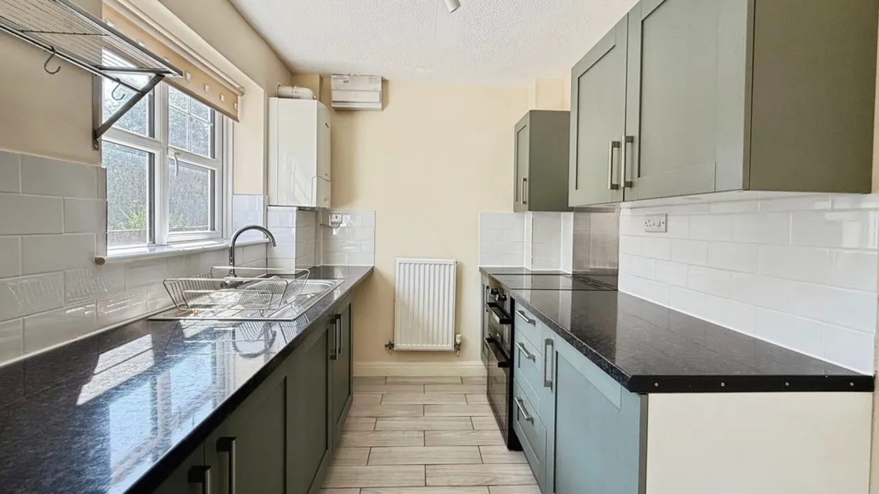 Kingfisher Drive, Westbury, photo 3